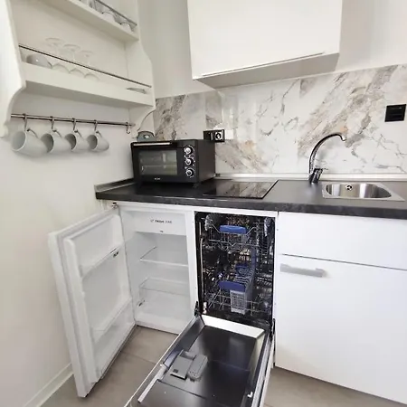 Business Style *free Parking And Wifi* Apartment *